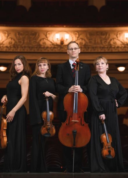 Струнный квартет при свечах