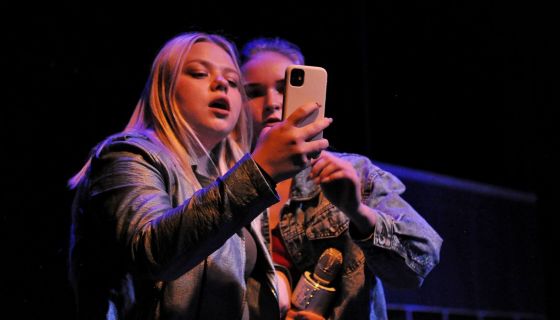 Спектакль «Пол это лава, а Маша ШЛВ»