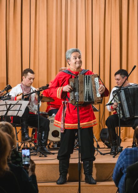 Оркестр ансамбля народной музыки и танца «Ярмарка» и Андрей Дюженков