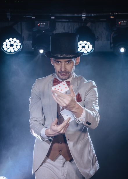 Колода карт и чашка кофе