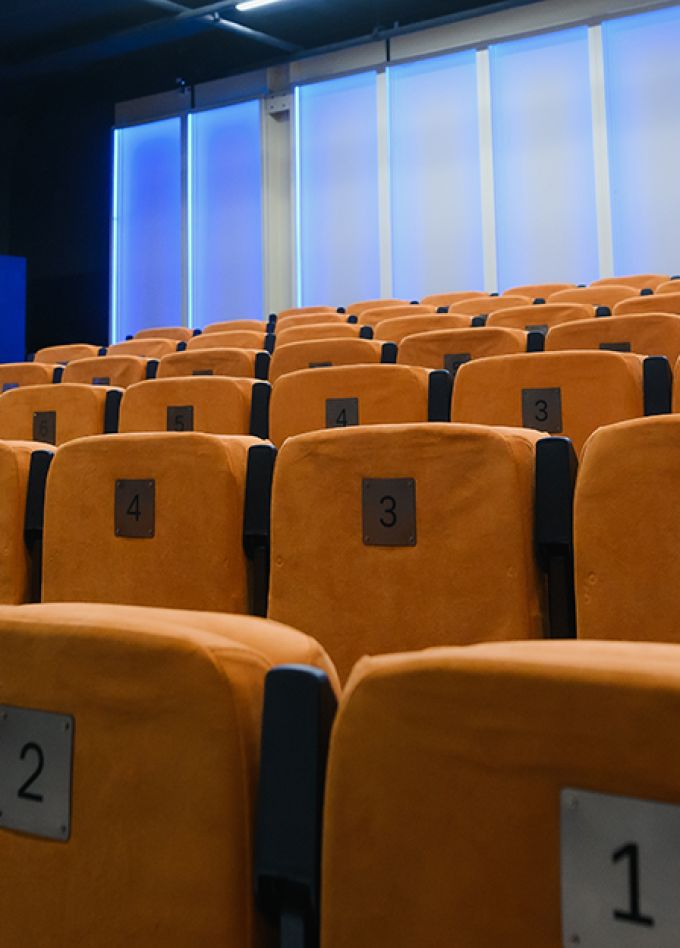 Тео — театральный капитан